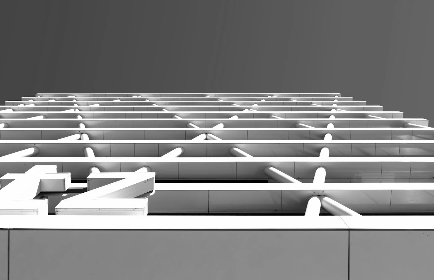 Linhas e volumes de uma fachada em preto e branco. Fotografia ilustrativa, não representa um trabalho realizado.